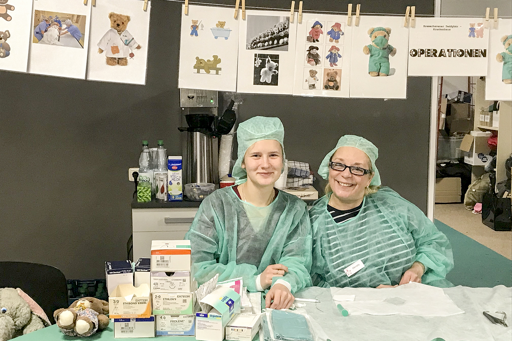 Hier sehen Sie Auszubildende des Gusundheitsbereichs bei der Kinderteddyklinik.