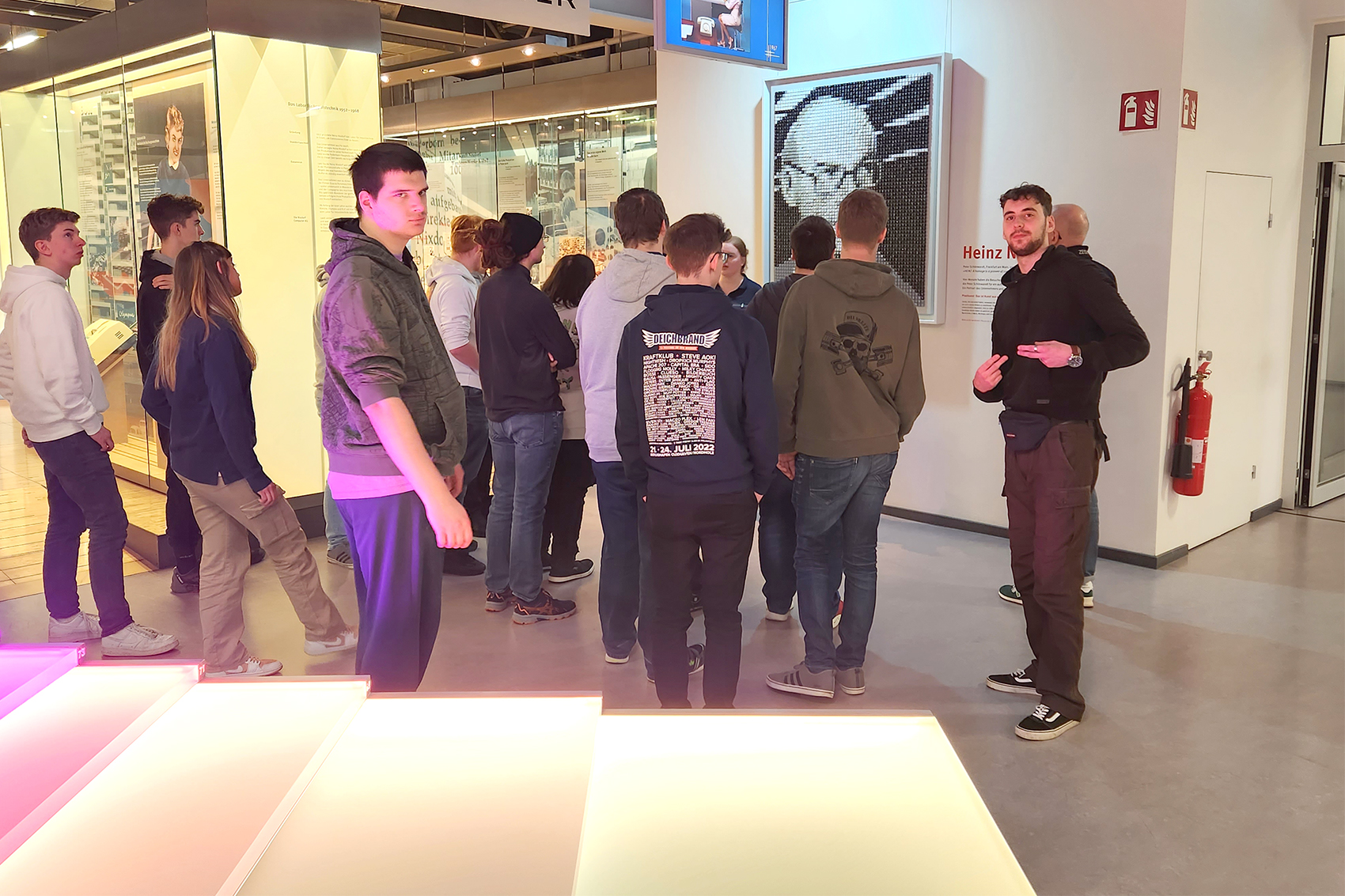 Hier sehen Sie Schüler im Heinz Nixdorf Museum Paderborn.