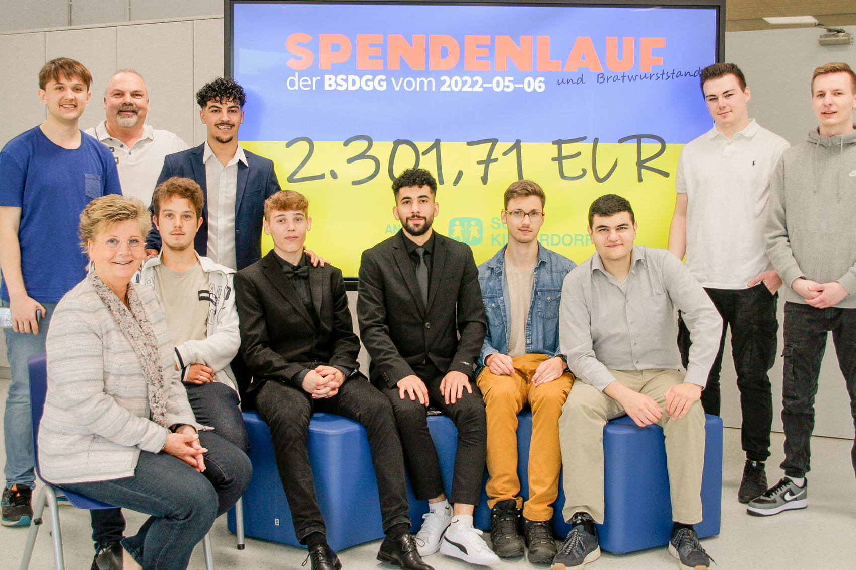 Hier sehen Sie ein Bild mit dem Spendencheck des Spendenlaufs.
