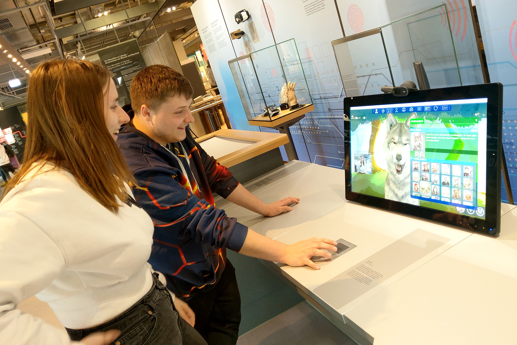 Hier sehen Sie Schüler im Informatikmuseum Paderborn
