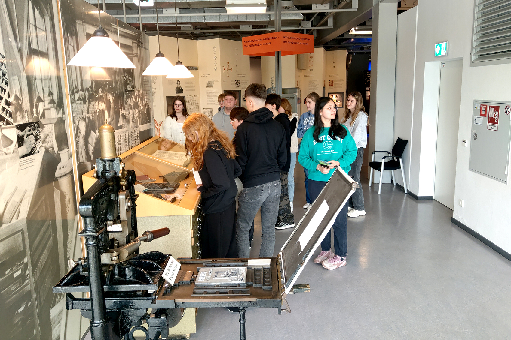 Hier sehen Sie Schüler im Informatikmuseum Paderborn.