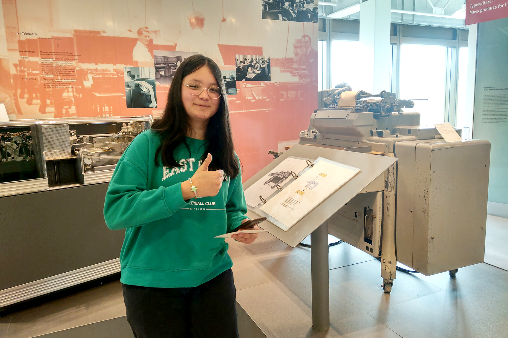 Hier sehen Sie Schüler im Informatikmuseum Paderborn