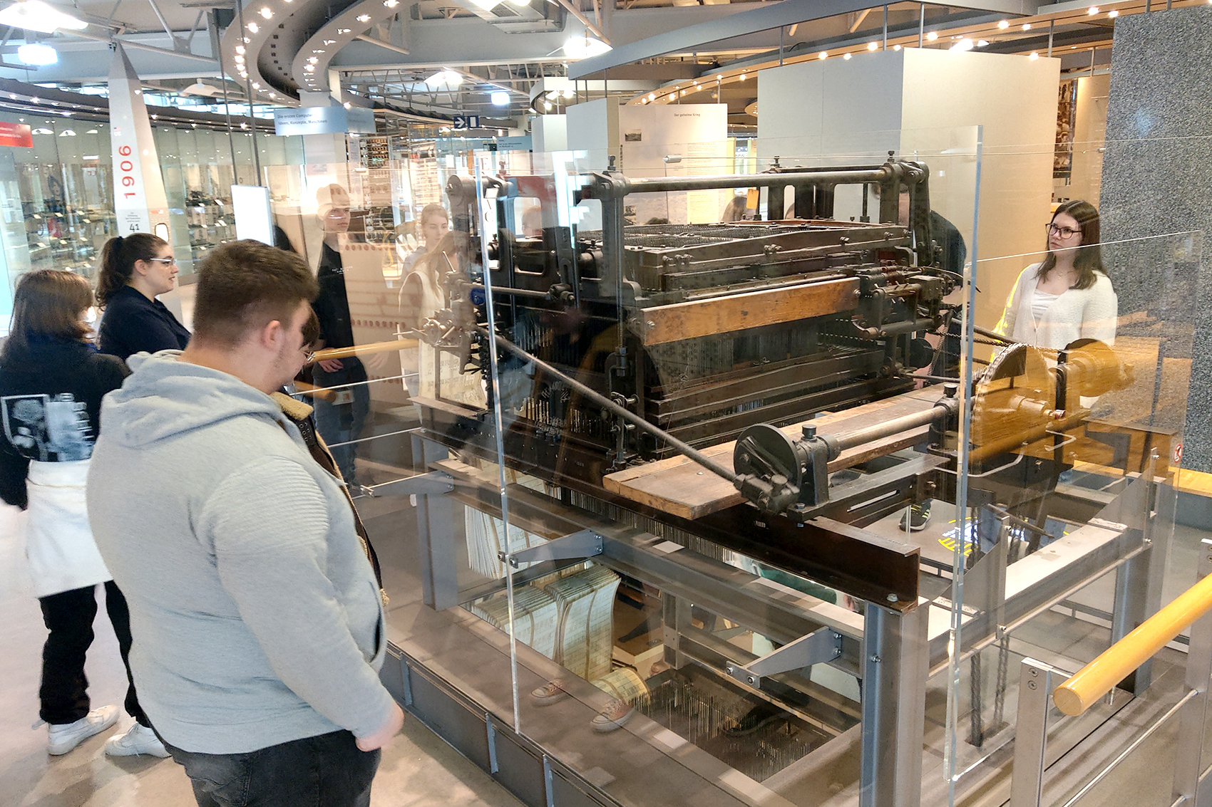 Hier sehen Sie Schüler im Informatikmuseum Paderborn