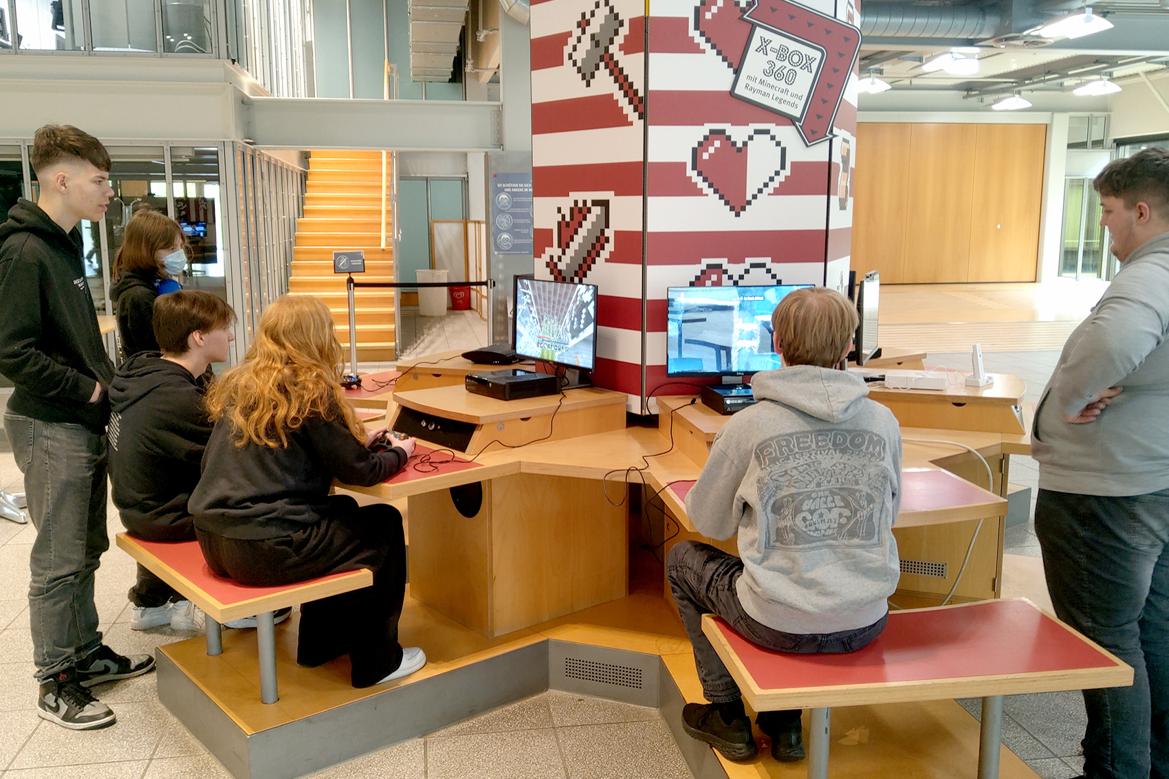 Hier sehen Sie Schüler im Informatikmuseum Paderborn