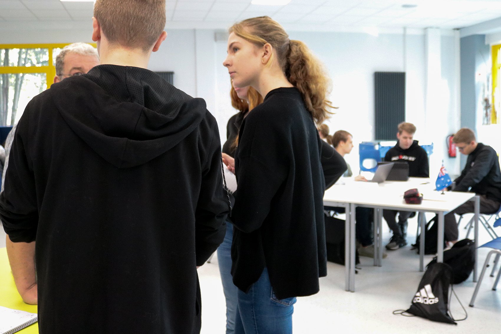 Hier sehen Sie Schüler im KLassenraum.