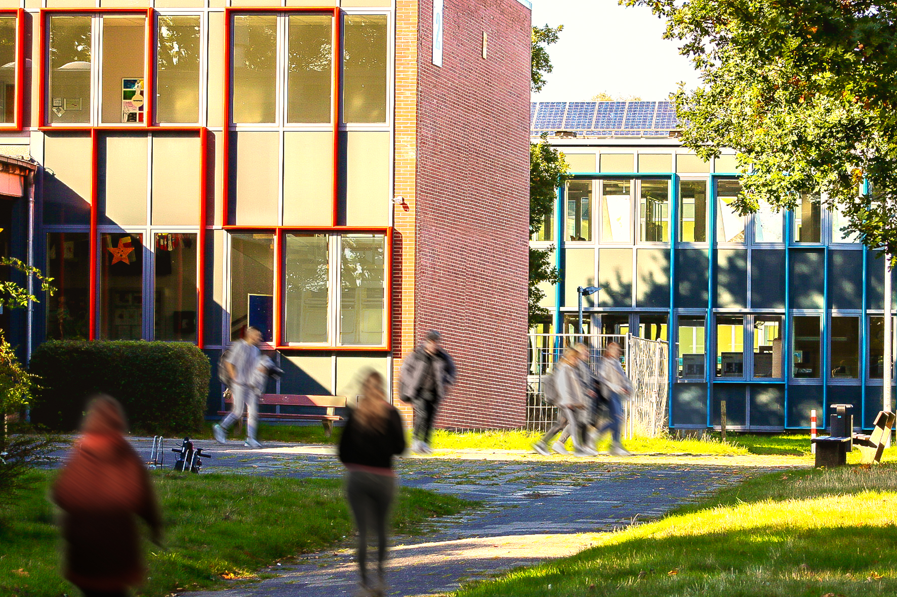 Hier sehen unser Schulgebäude.